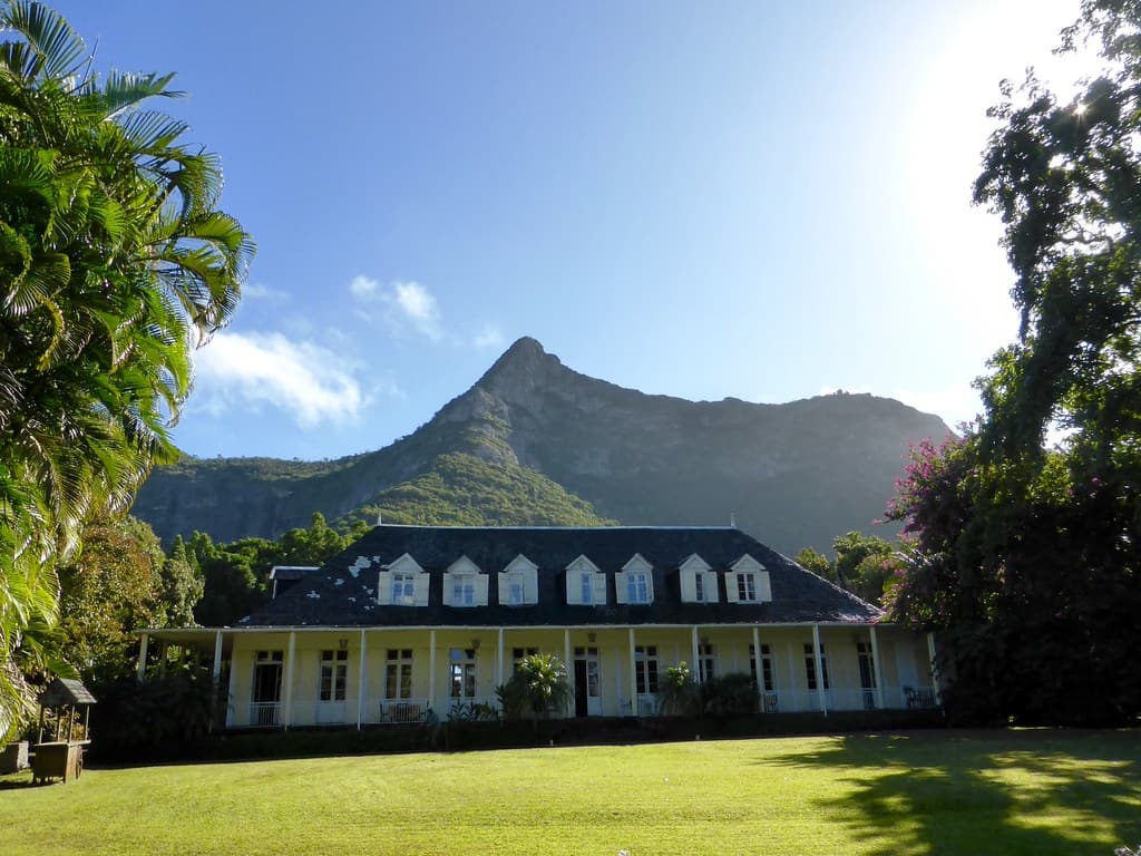 Maison Eureka and its garden below the Moka mountain range
