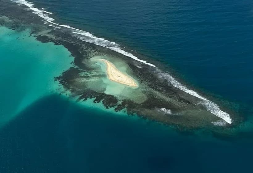 Luftaufnahme der Riffkante, an der die Lagune auf den offenen Ozean trifft