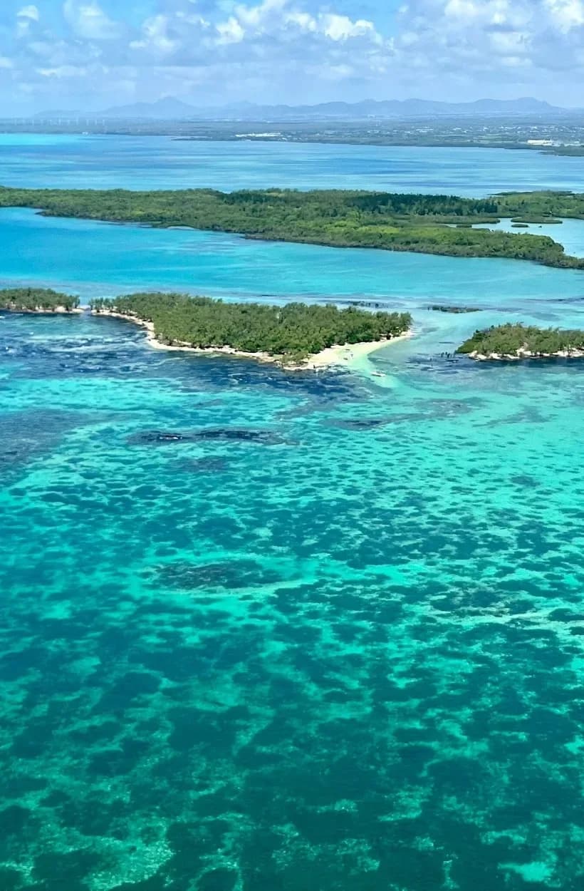 Luftaufnahme kleiner Inseln und der hellen Lagune an der Ostküste