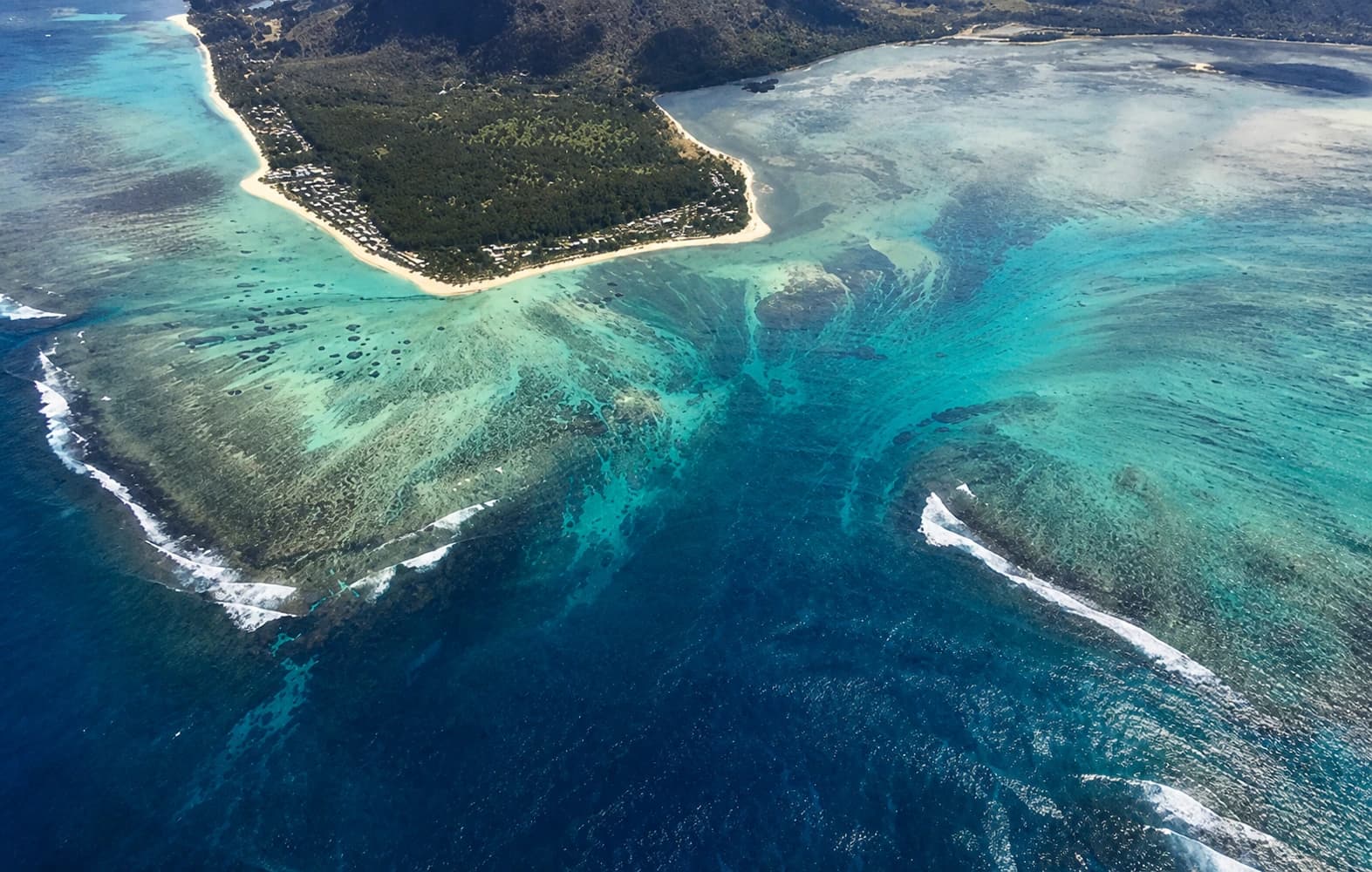The underwater waterfall illusion and reef seen from above