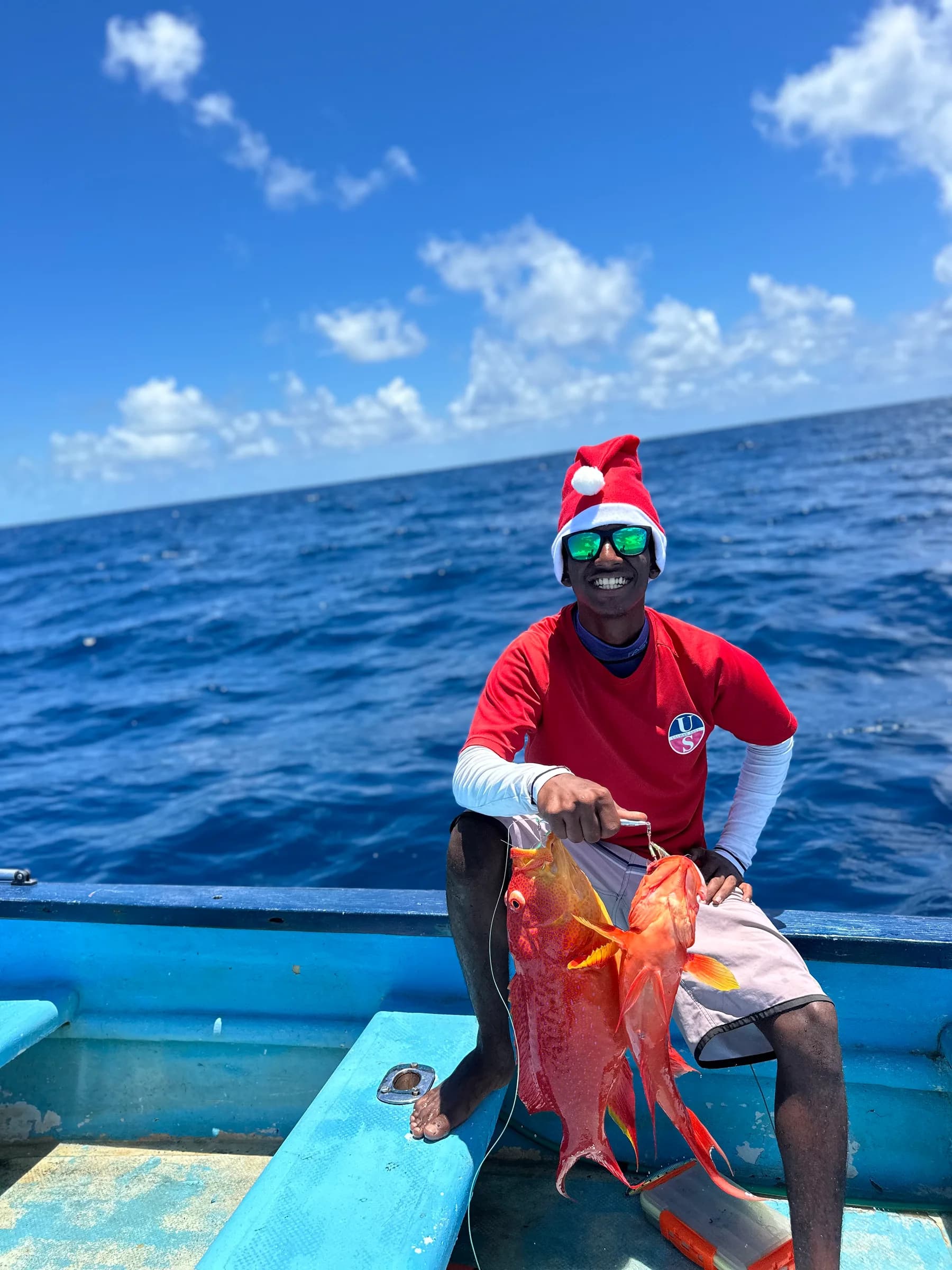 Le skipper présentant à bord les prises du jour