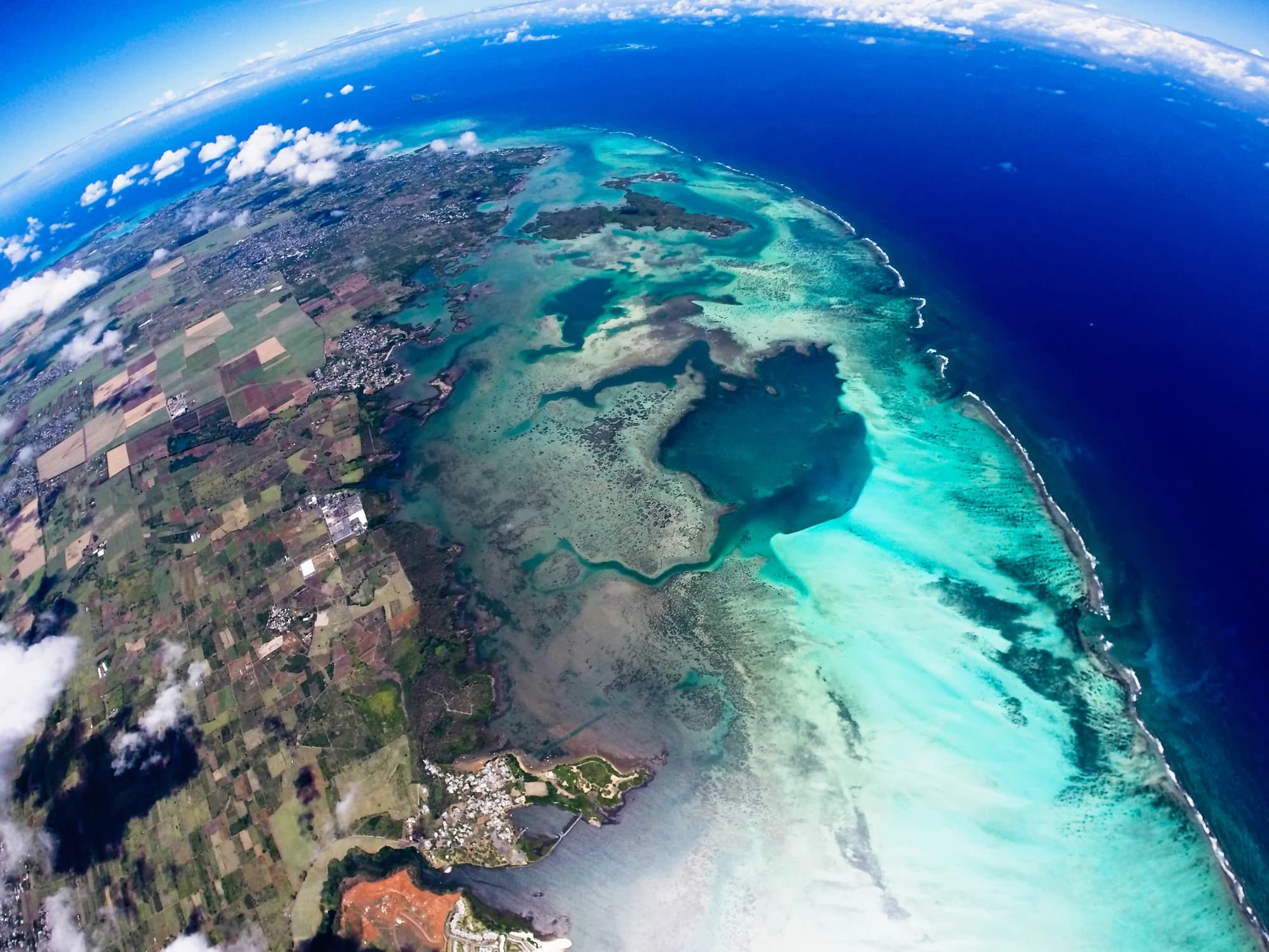Weite Luftaufnahme der türkisfarbenen Lagune und der Küste von Mauritius