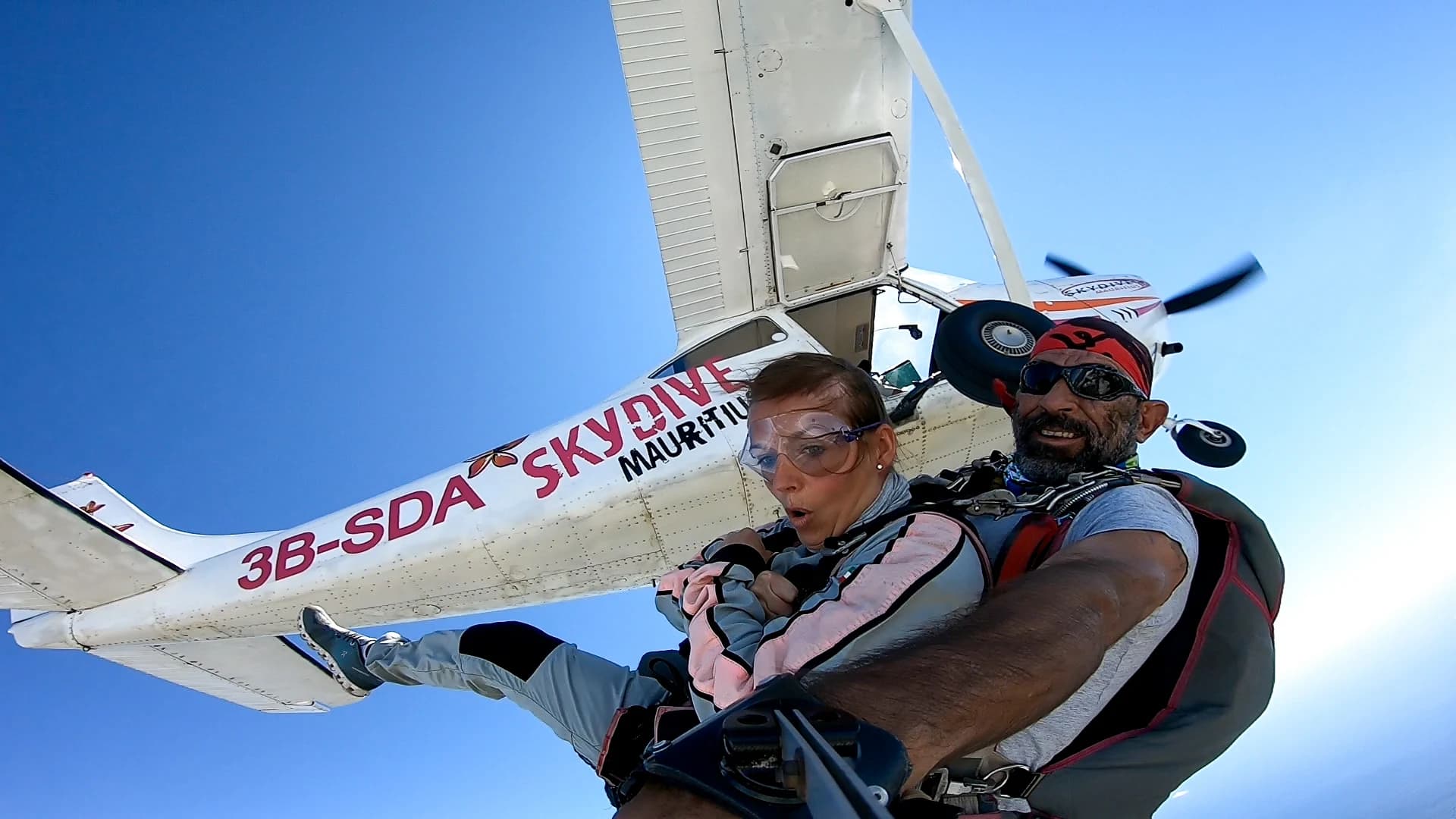 Ein Tandemteilnehmer und sein Tandemlehrer beim Absprung aus dem Flugzeug von Skydive Mauritius