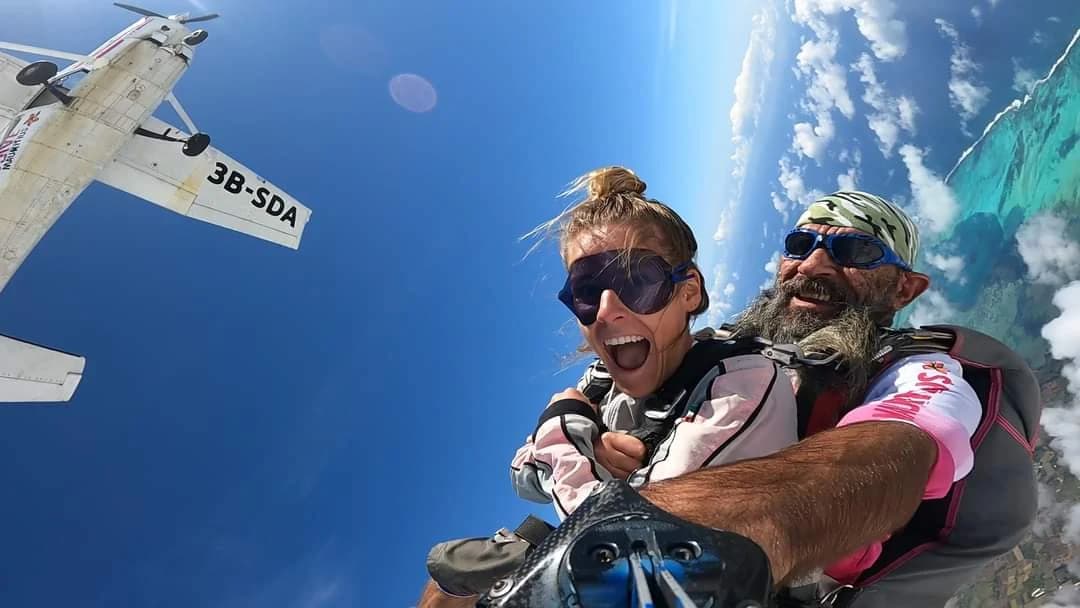 Ein Tandemteilnehmer und sein Tandemlehrer unmittelbar nach dem Absprung aus dem Flugzeug