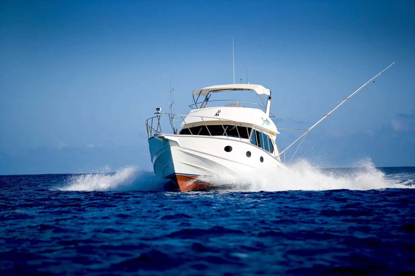 Un bateau de pêche sportive vu de face en mer
