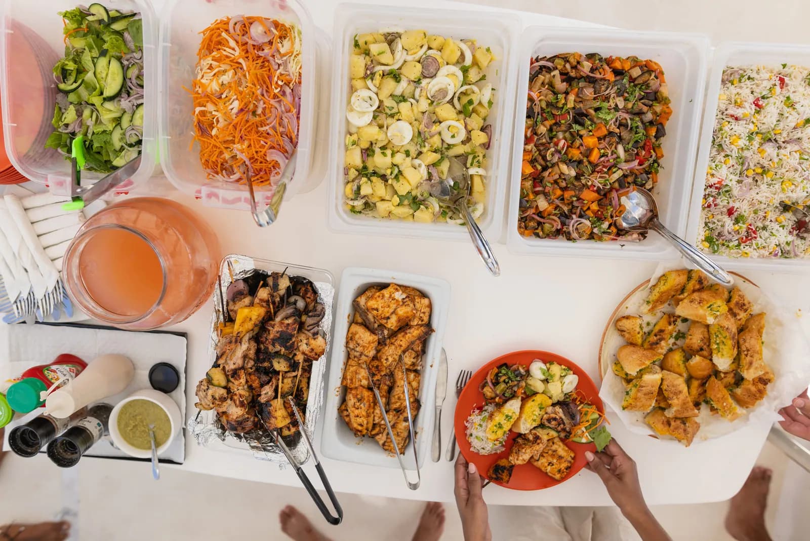 Das Mittagsbuffet ist an Bord von Rainbow Runner angerichtet
