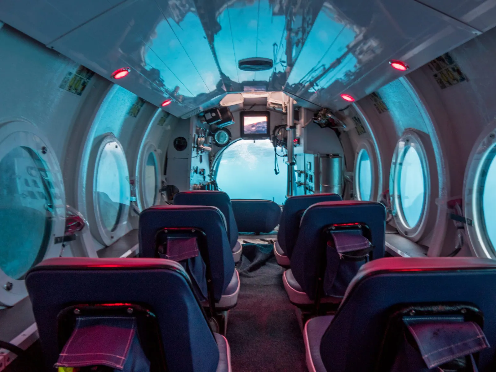 Sièges et hublots d’observation à l’intérieur de la cabine d’un sous-marin