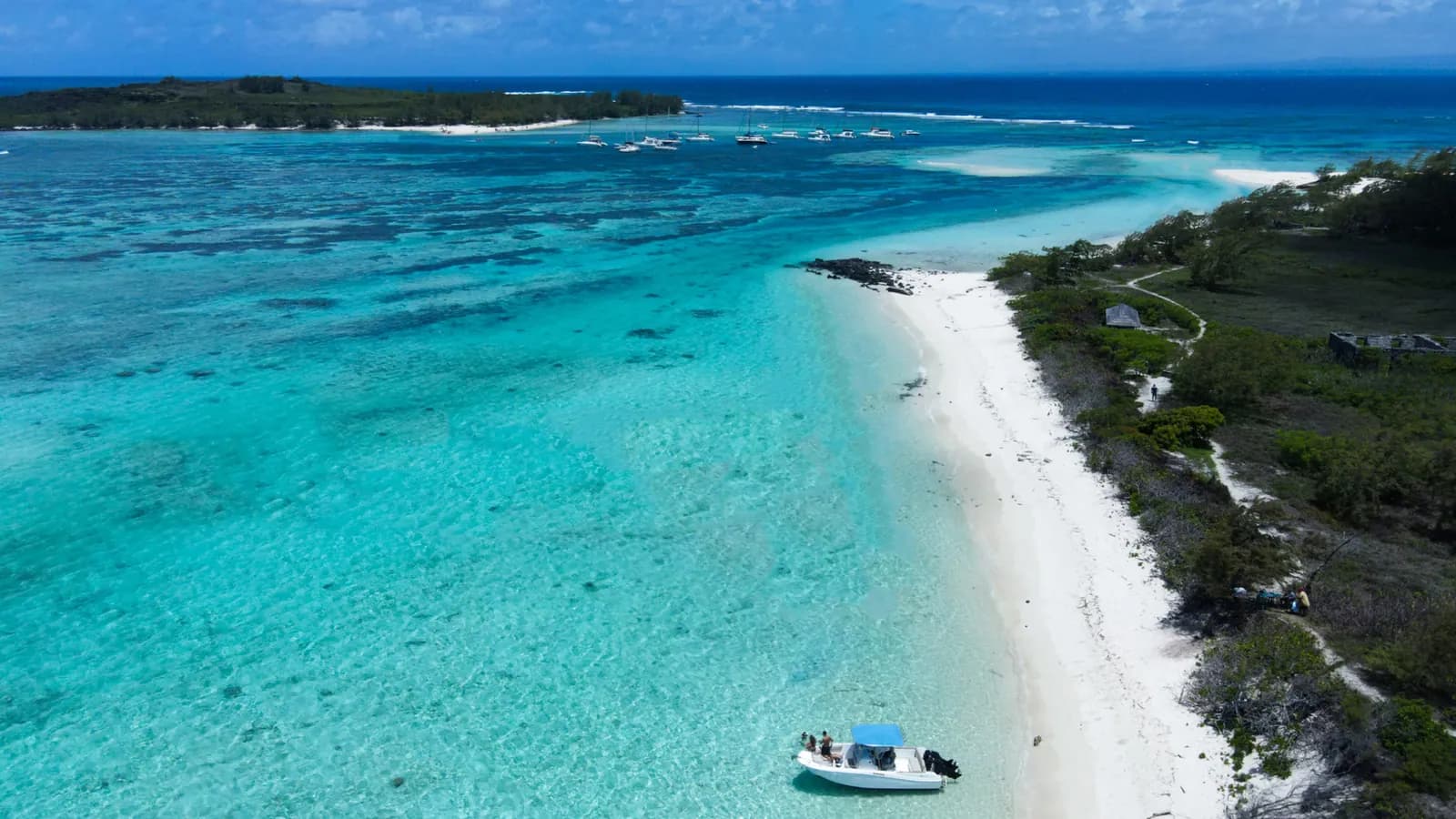 Des eaux turquoise au bord d’une île du nord, vue côtière