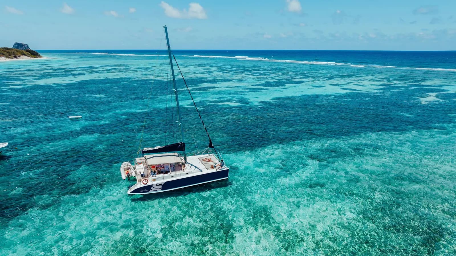 Vue aérienne d’un catamaran à l’ancre près du récif