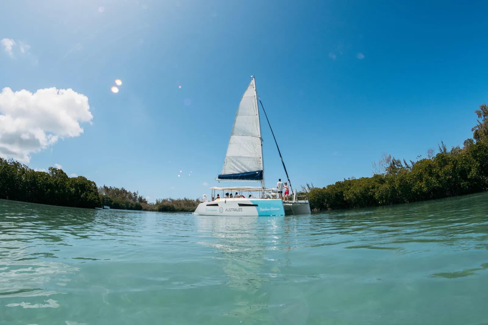 Rainbow Runner segelt durch das ruhige Wasser der Lagune