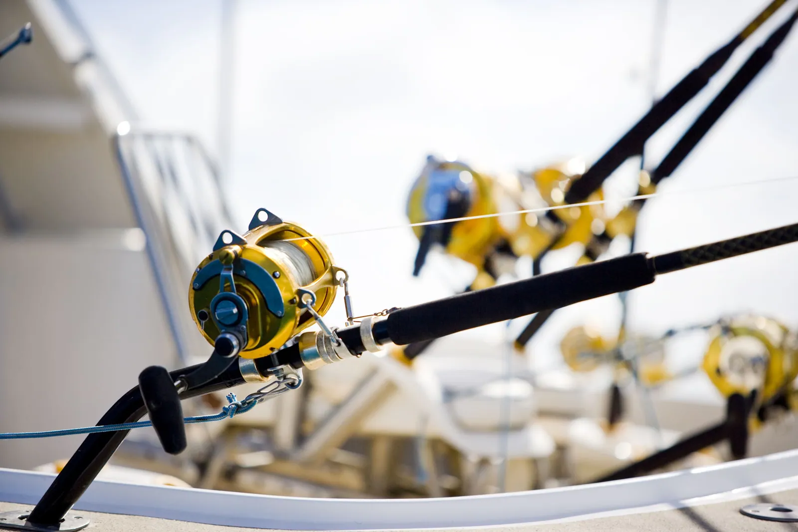 Cannes et moulinets de pêche sportive préparés à bord