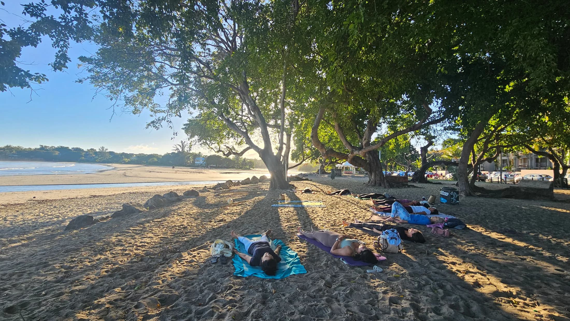 Yoga Matinal: Éveil du Corps sur la Plage