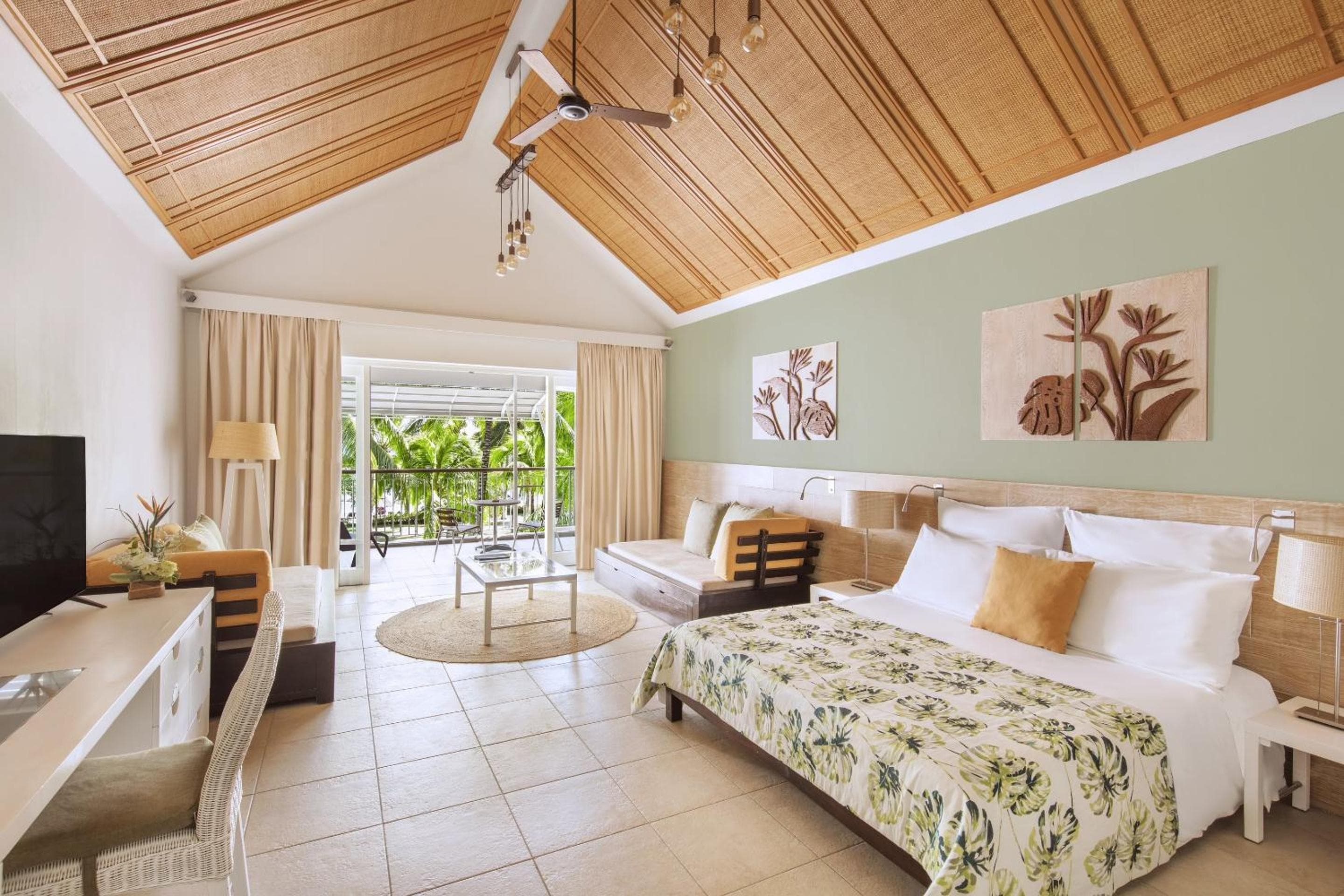 Victoria Beachcomber Resort & Spa