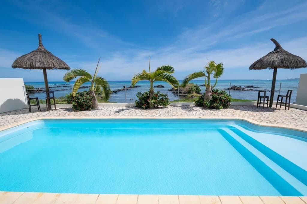 Beachfront Apartment - Superb View