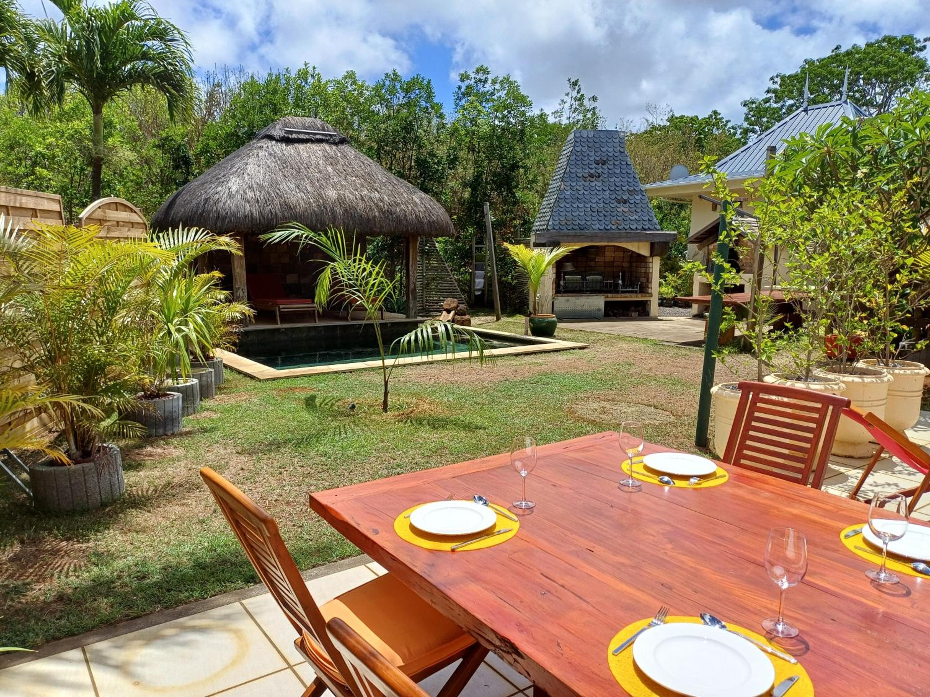 Charming Tropical Villa pool & garden