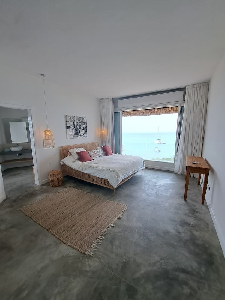 Luxury beachfront villa with private pool and cozy Pavillon with private jacuzzi on rooftop terrace