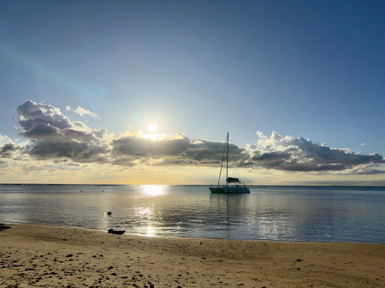 Un voilier au large de la plage de Mont Choisy à Maurice