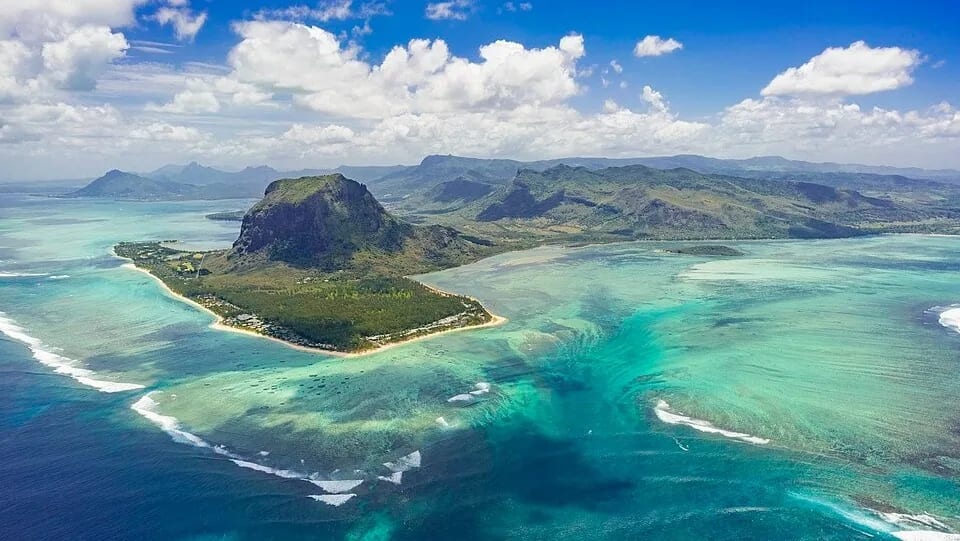 Vue aérienne de l’illusion de cascade sous-marine près du Morne à l’île Maurice