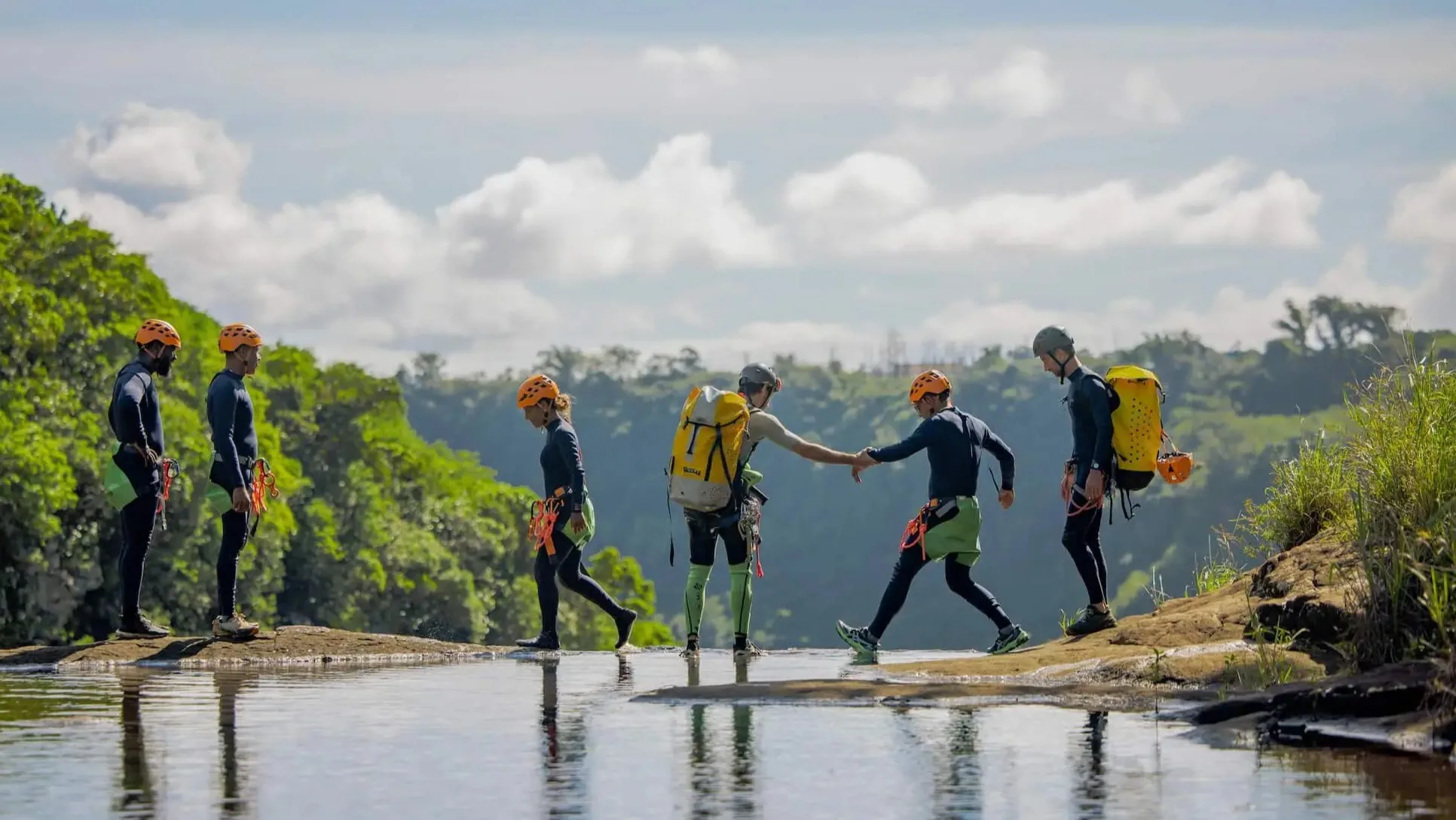Geführte Canyoning-Gruppe bei der Vorbereitung auf eine Schluchtentour an den Tamarind Falls auf Mauritius