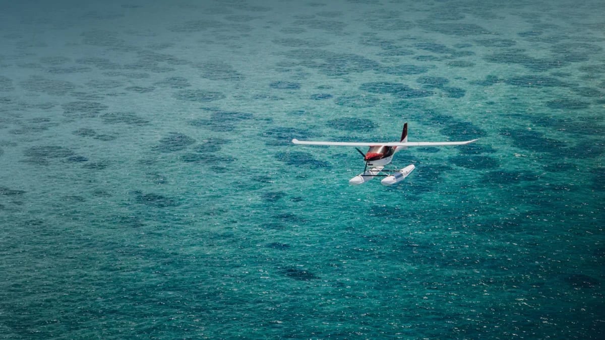 Un hydravion au-dessus du lagon turquoise