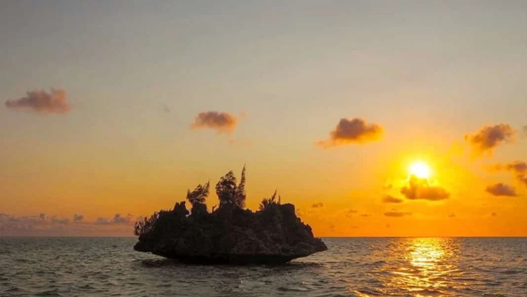 Die Abendsonne über dem Meer bei Crystal Rock