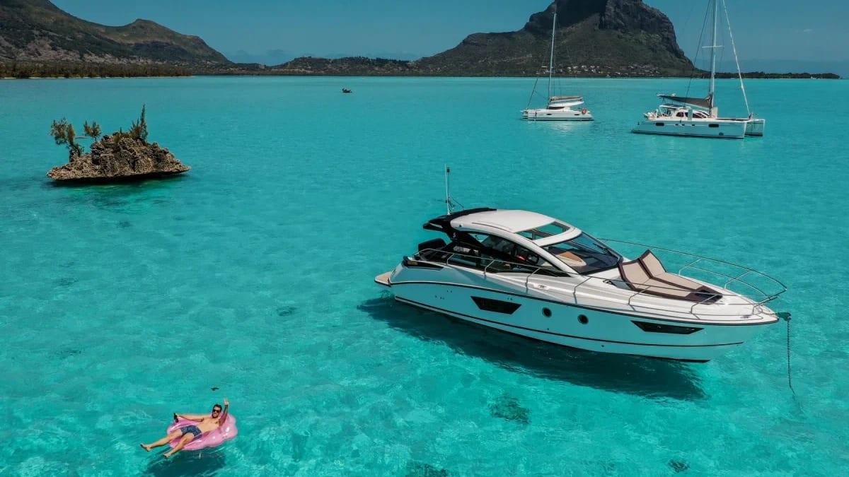 Uno yacht a motore all’ancora vicino a Crystal Rock