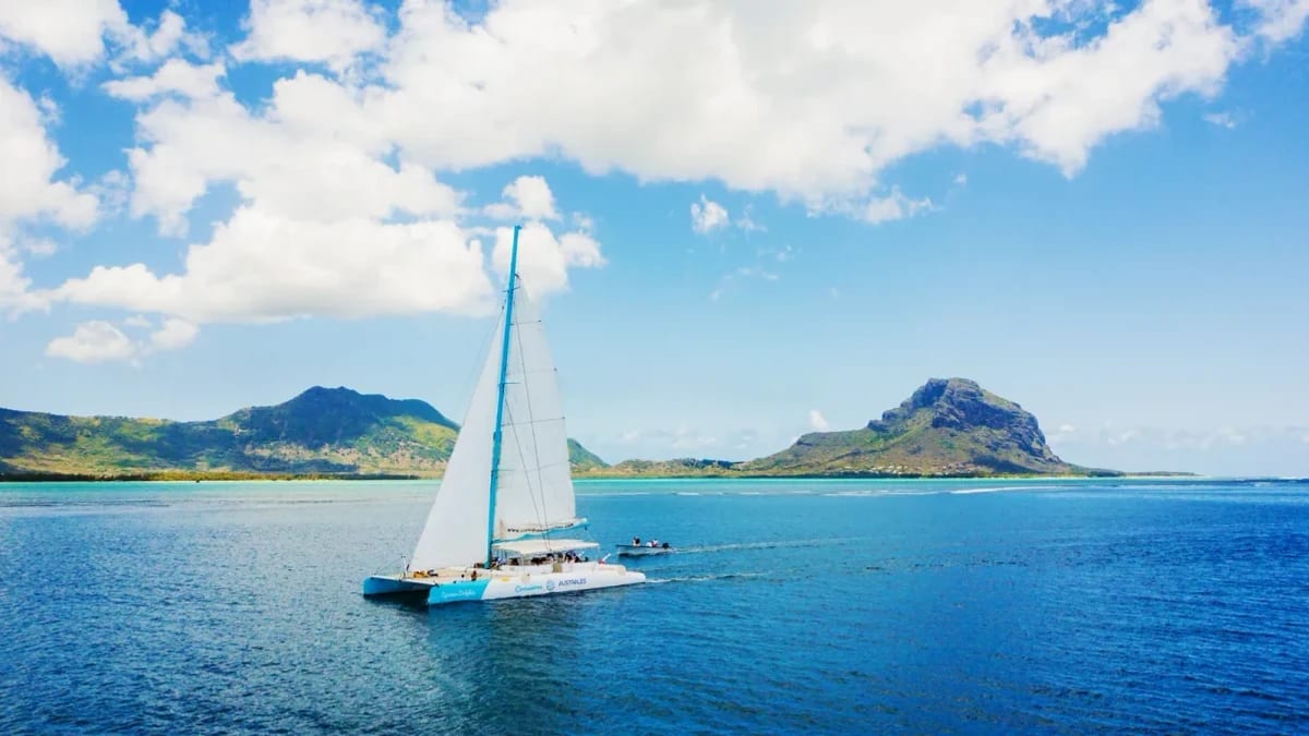 Ein Segelkatamaran in der Lagune vor Le Morne