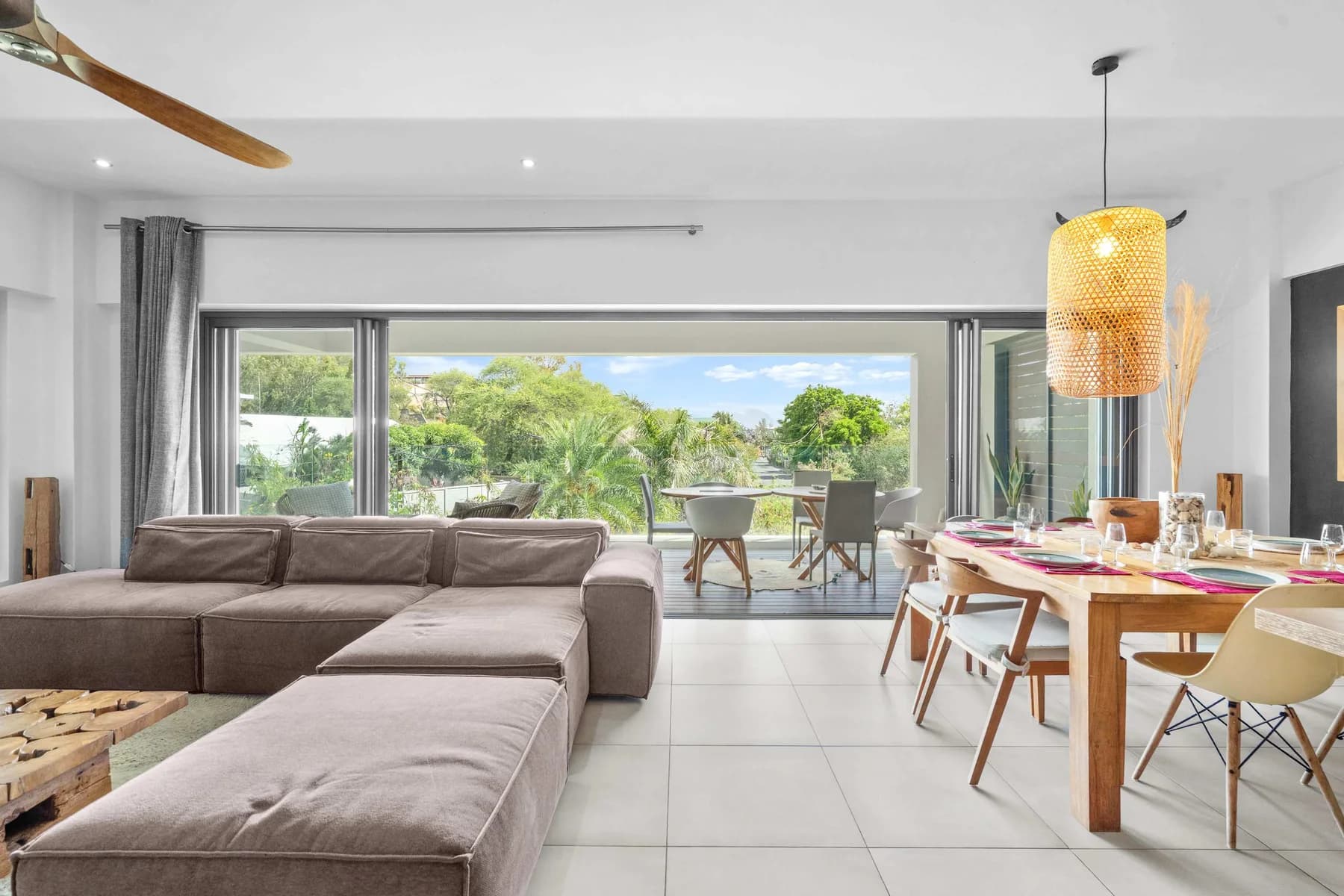 Cover photograph for Pearl Bay - Stylish Retreat Near the Beach.