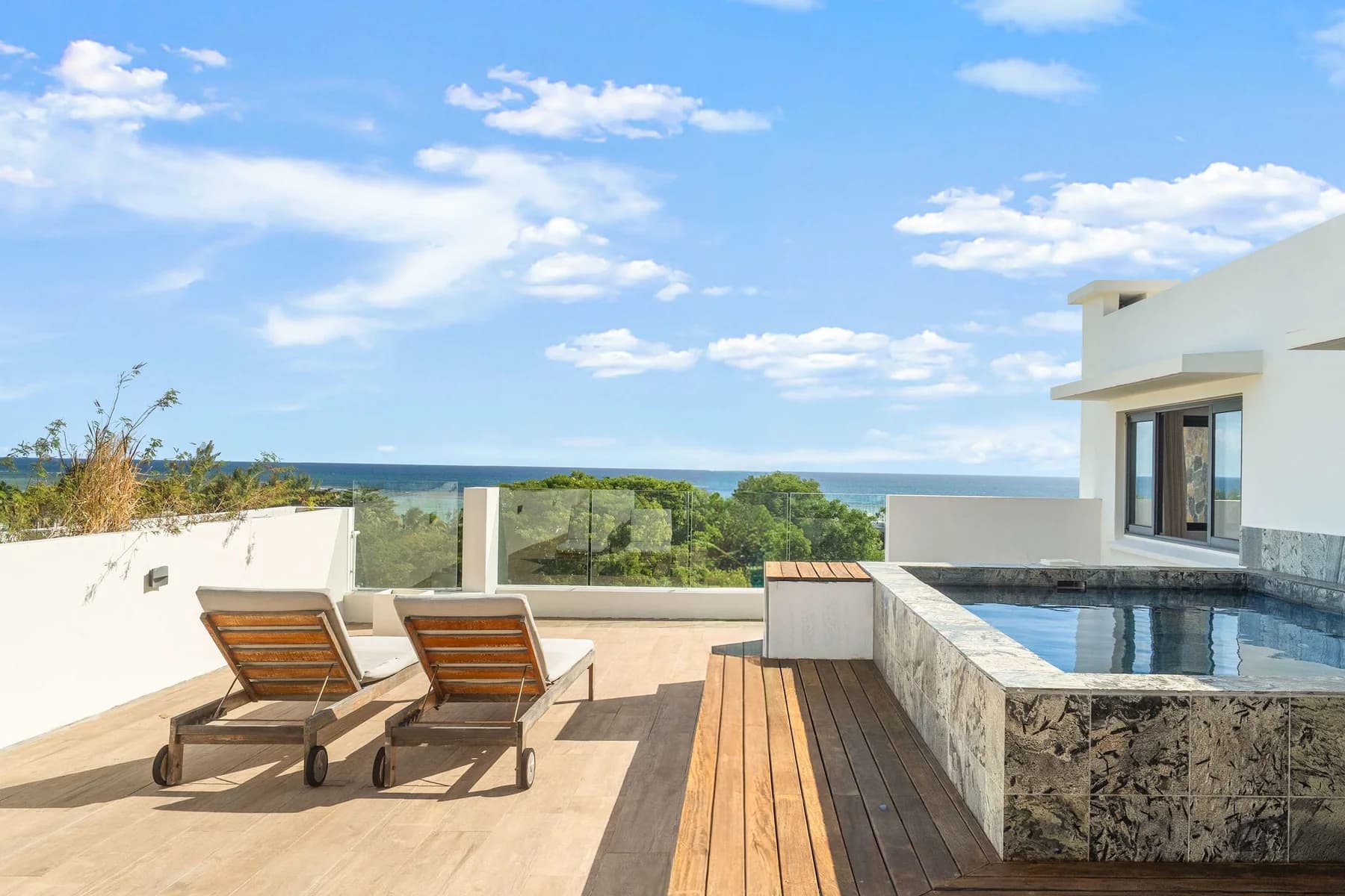 Palm Horizon Grand - Luxury Rooftop & Private Pool, photo 1 of 39.
