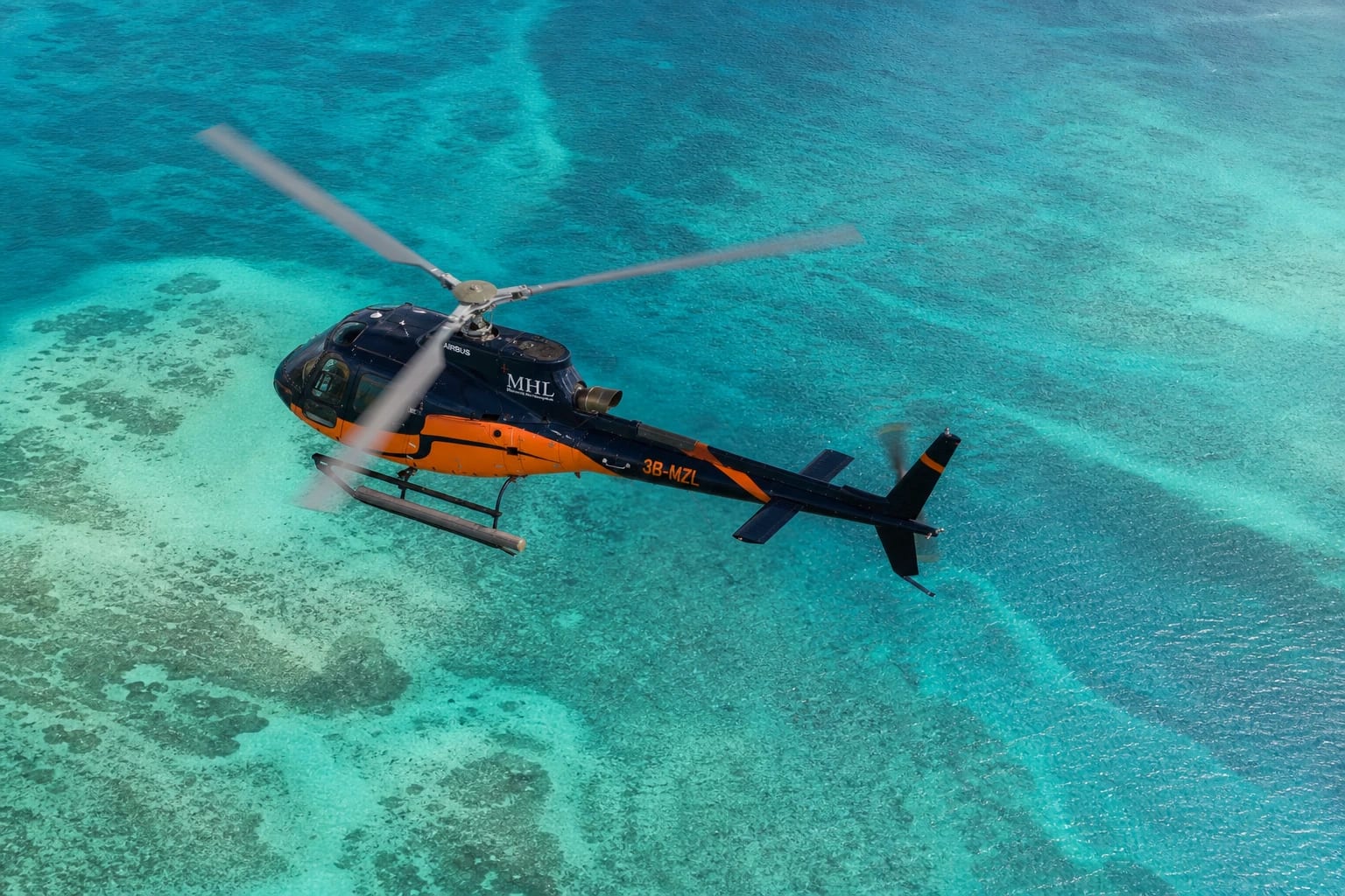 Un hélicoptère au-dessus du lagon turquoise