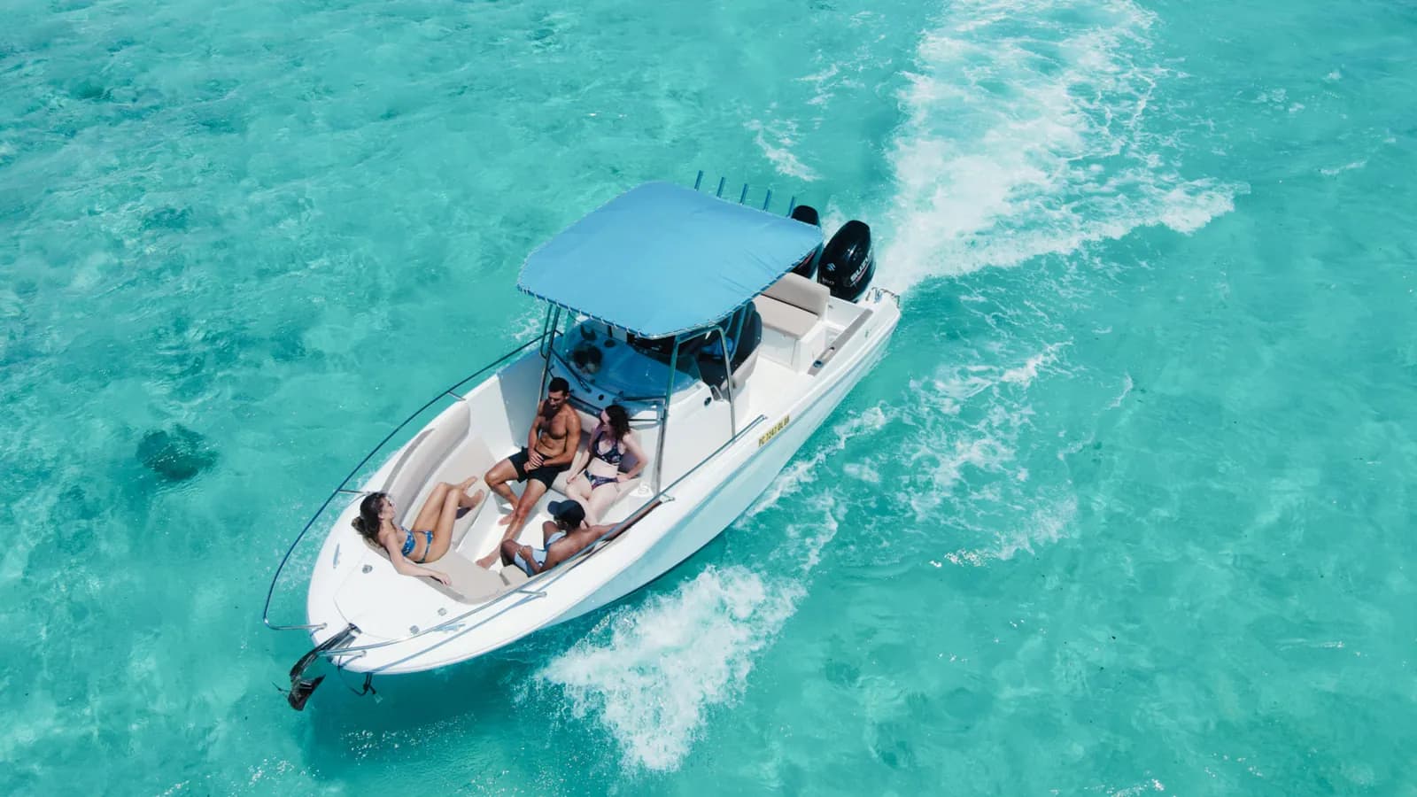Blue Sensation acercándose a las aguas poco profundas de la isla