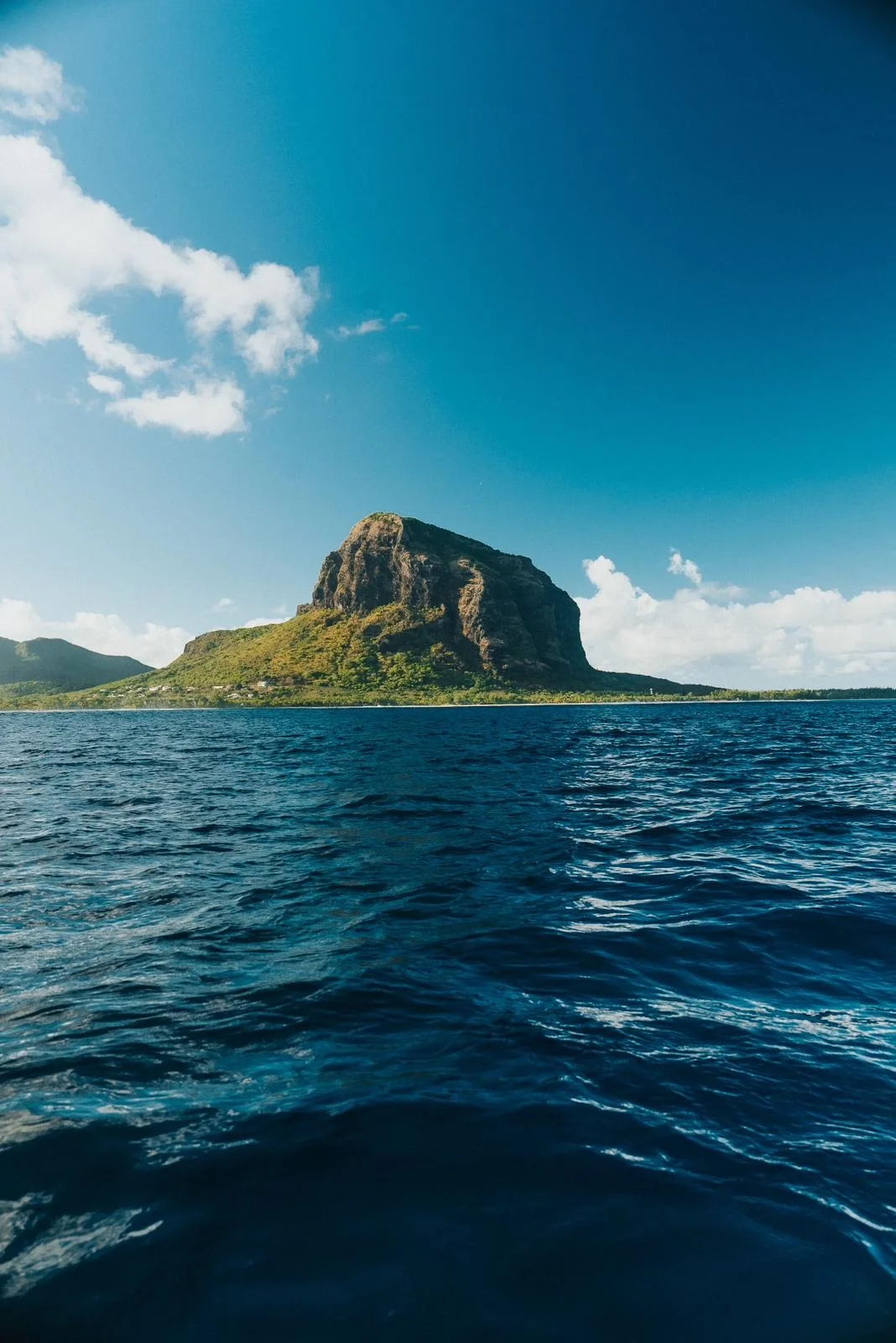 La montagne du Morne au-dessus du lagon turquoise de l’île Maurice