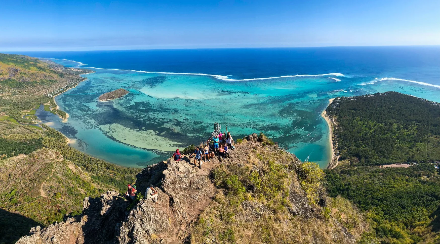 Der Le Morne Brabant erhebt sich über der Südwestküste von Mauritius