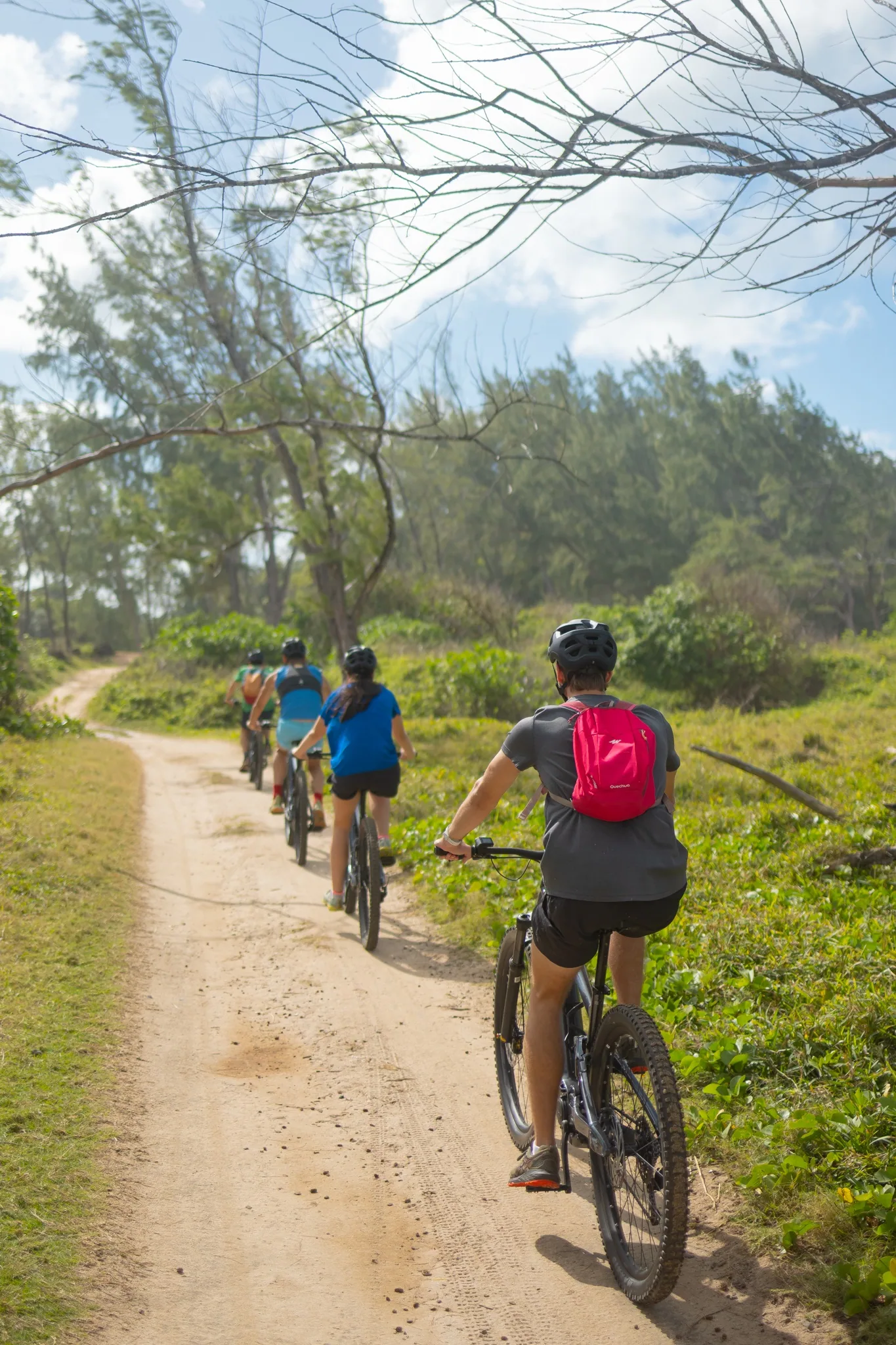 Pause pendant une sortie guidée en VTT électrique à Maurice