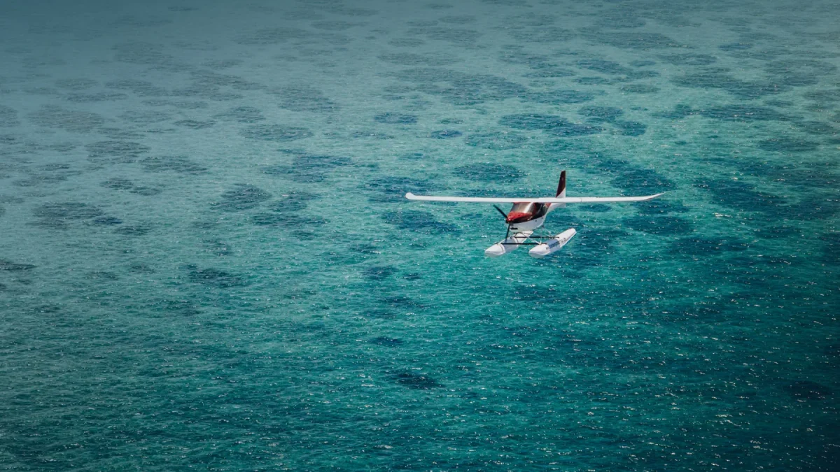Un hydravion au-dessus du lagon turquoise