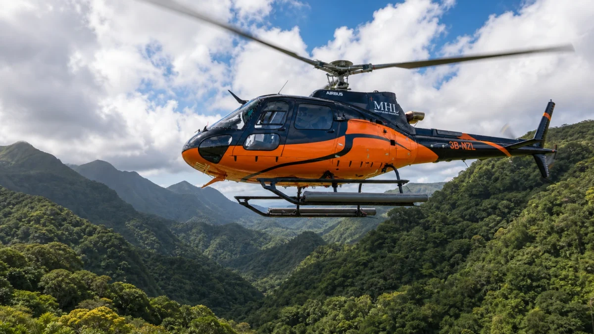 Ein Helikopter über grünen Berghängen