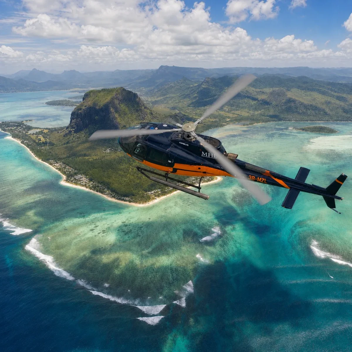 Ein Helikopter über der Halbinsel Le Morne und der Lagune