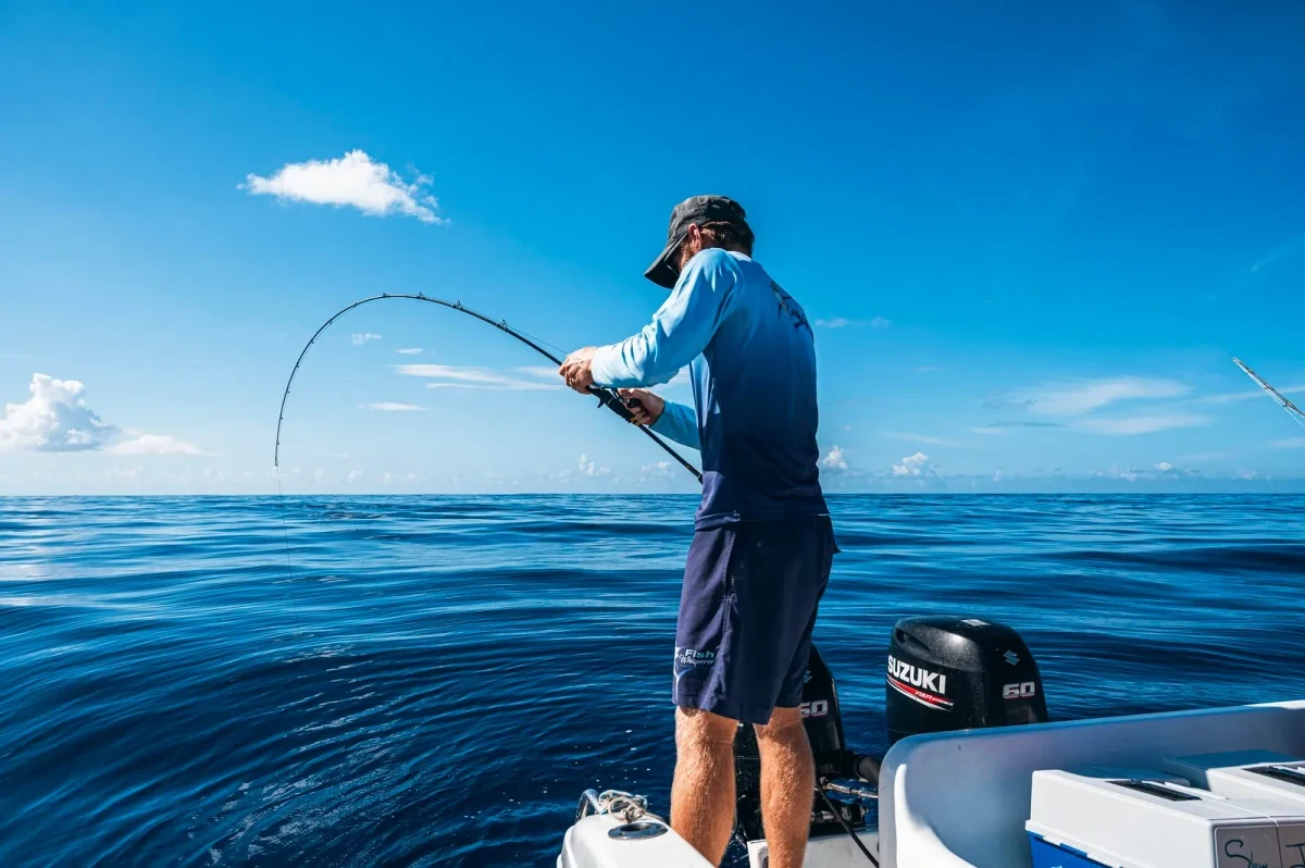 Ein Angler führt eine Rute vom Boot aus