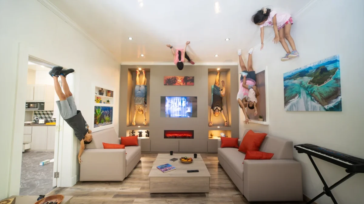 Une pièce avec des décors et meubles présentés à l’envers