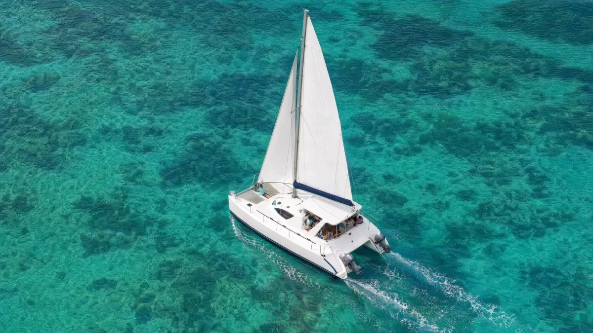 Un catamaran vu du ciel dans le lagon