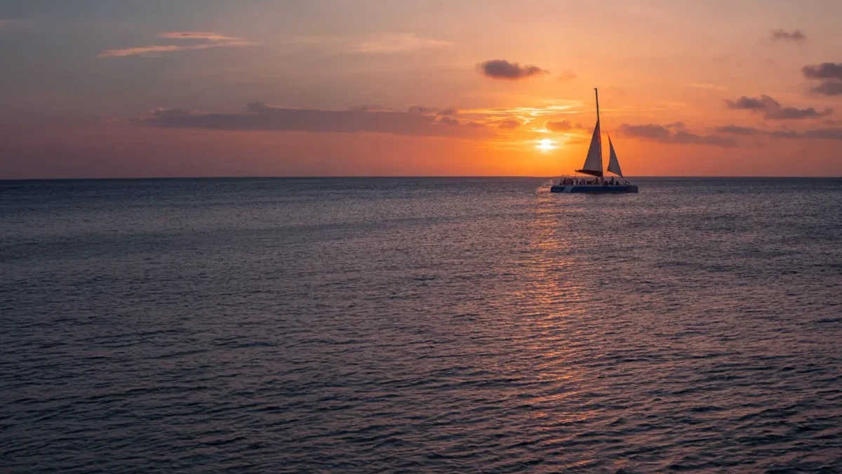 Un voilier au large dans la lumière du coucher de soleil