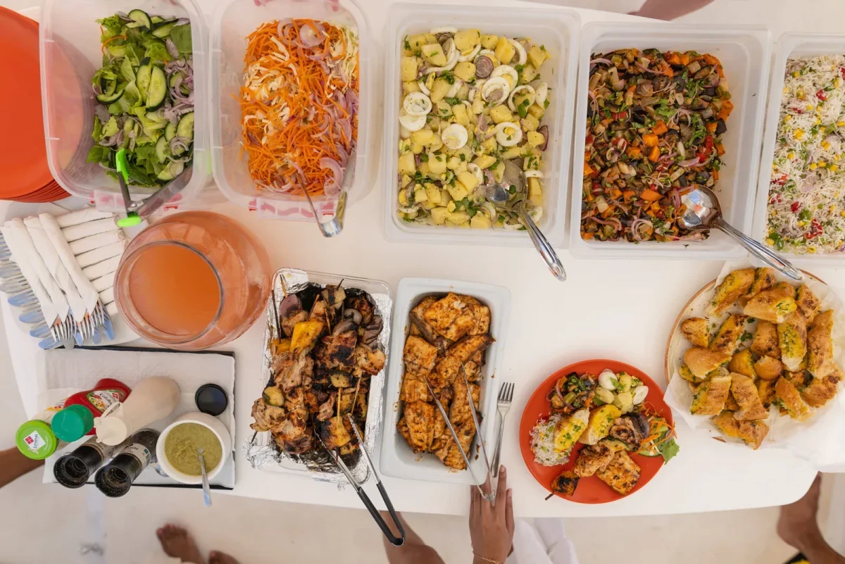 Plats et salades préparés pour un repas à bord