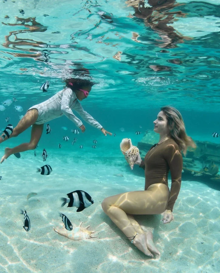 Un couple pose sous l’eau dans un lagon